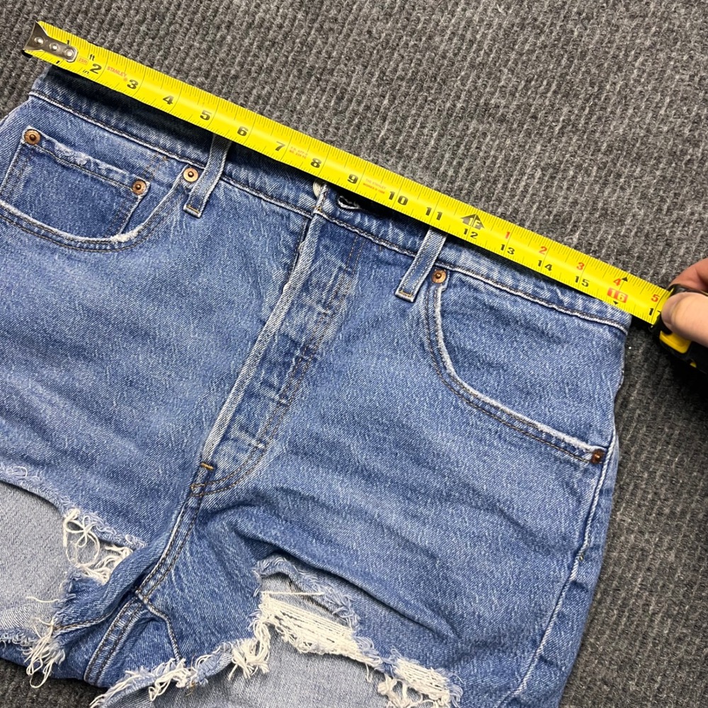 Levis 501 Original High Rise Cut Off Denim Shorts Medium Wash tattered Womens 32 - Picture 4 of 8